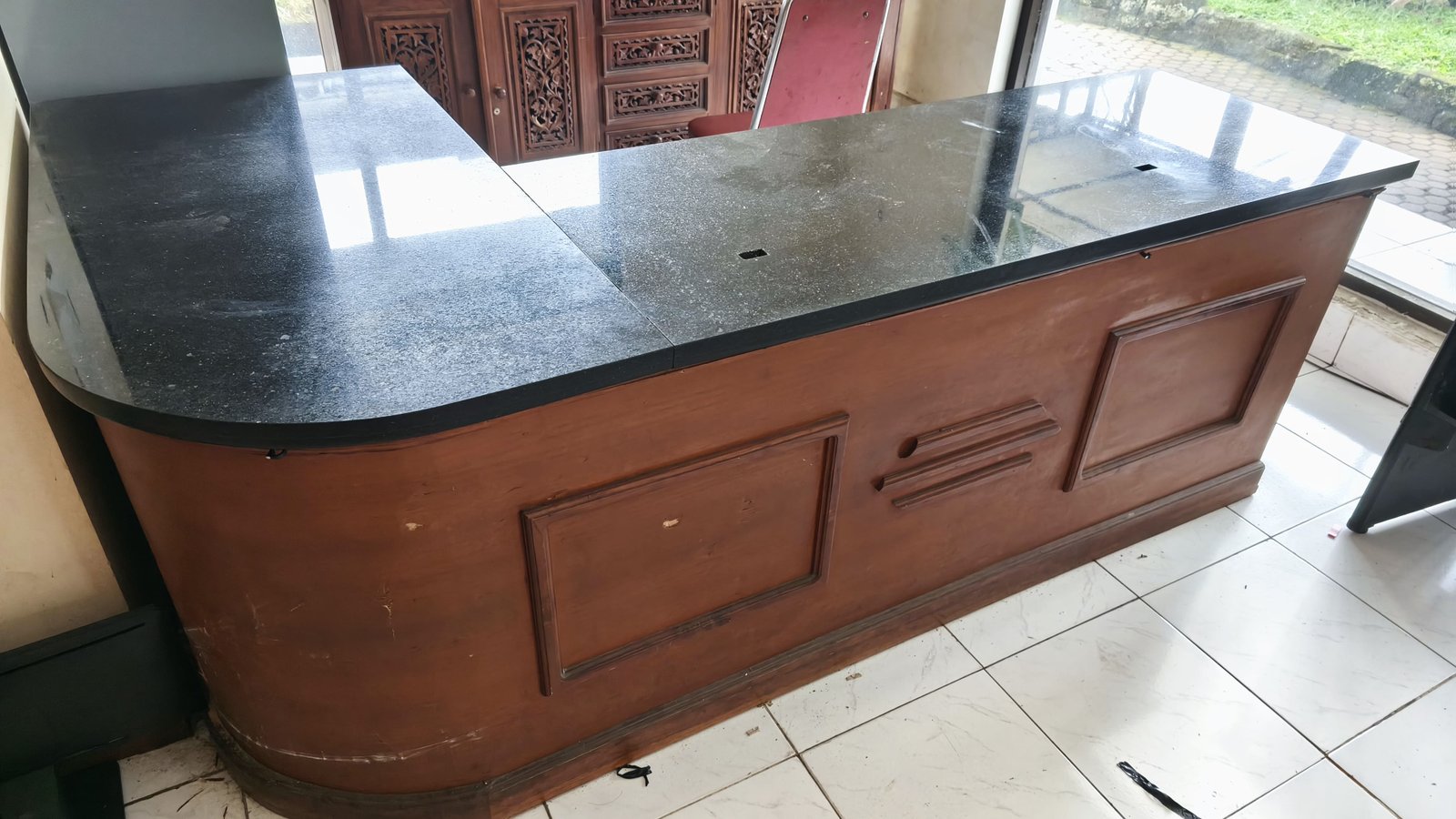 Meja customer service granit rangka kayu